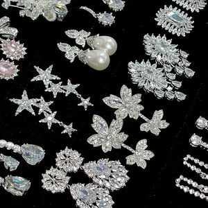 Primo piano dettagliato di vari orecchini con cristalli e perle su velluto nero