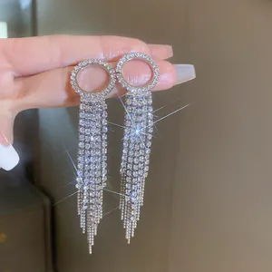 Elegante primo piano di orecchini pendenti a nappa lunga con strass scintillanti e ago