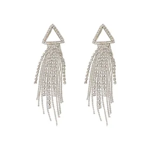 Eleganti orecchini a pendente a triangolo in argento con strass molto brillanti
