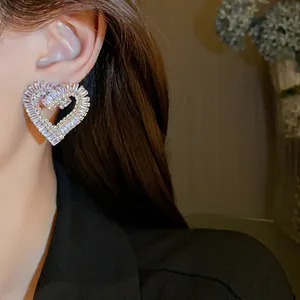 Primo piano di orecchini a forma di cuore con zirconi cubici scintillanti