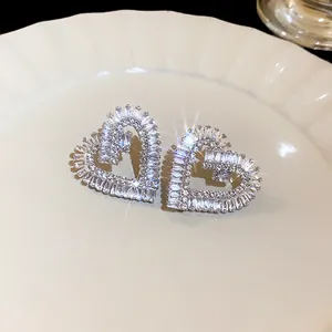 Orecchini a lobo a forma di cuore di lusso con scintillanti zirconi taglio baguette