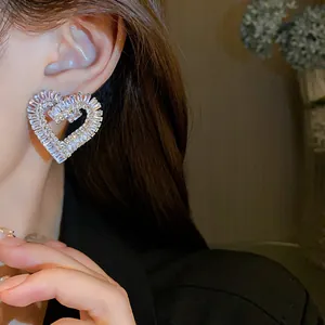 Primo piano dettagliato di orecchini a cuore di lusso con zirconi scintillanti