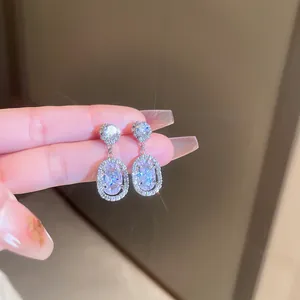 Primo piano di eleganti orecchini a pendente in argento con scintillanti zirconi cubici