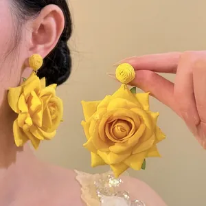 Pendientes Colgantes de Flor de Tela y Rafia Hechos a Mano Moda Pendientes de Botón Florales de Rosa para Mujer Joyas de Playa