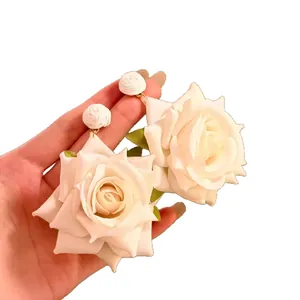 Pendientes elegantes de rosas de tela blanca con flores de rafia mujer