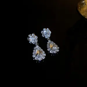 Eleganti orecchini pendenti a goccia con pavé di cristalli scintillanti