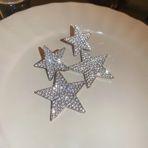 Dettaglio macro di un fermaglio per capelli a stella con strass scintillanti su un piatto