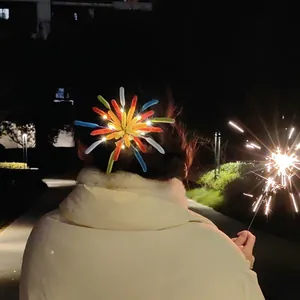 Detailansicht einer leuchtenden beflockten Feuerwerk-Haarklammer mit LED-Lichtern