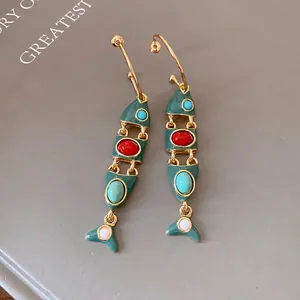 Orecchini a nappa a forma di pesce in smalto vintage spagnolo con pietre colorate.