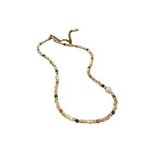 Elegante Vintage-Halskette mit Perlen und bunten Kristallen sowie verstellbarer Goldkette