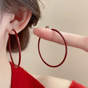 Grandi orecchini a cerchio minimalisti rosso bordeaux con aghi d'argento da donna