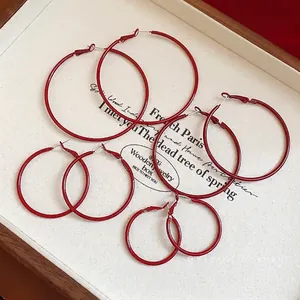 Set di orecchini a cerchio rossi minimalisti in quattro misure con perni in argento