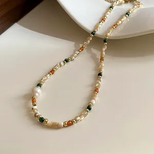 Detailaufnahme einer böhmischen Perlenkette mit Kristallen und bunten Steinperlen