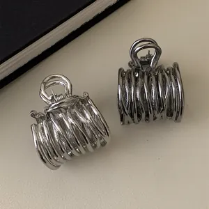 Vue détaillée des pinces à cheveux géométriques en métal argenté et gris fusil