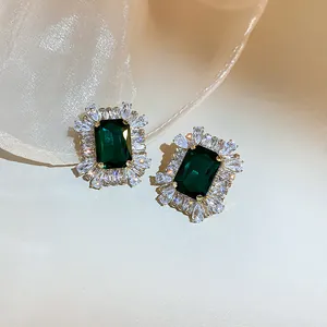 Nahaufnahme von französischen Vintage-Ohrsteckern mit smaragdgrünen Kristalldetails.