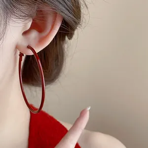 Squisiti grandi orecchini a cerchio rossi dal design geometrico minimalista per donna