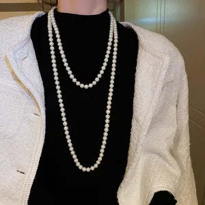 Elegante lange zweireihige Perlenkette auf einem schwarzen Rollkragenpullover für Damen