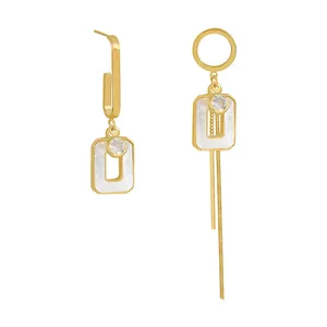 Élégantes boucles d'oreilles pendantes géométriques asymétriques dorées avec gland et perle
