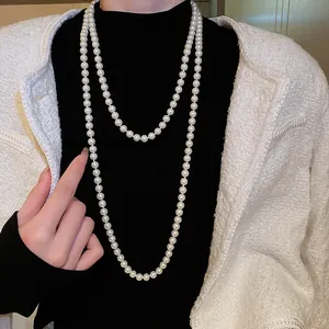 Elegante doppellagige lange Perlenkette, präsentiert von einem Model in einer Tweedjacke