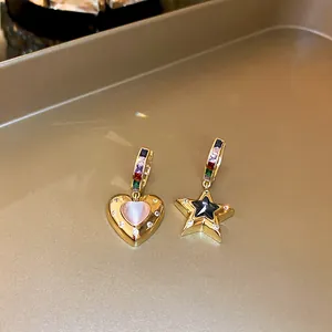 Boucles d'oreilles asymétriques en or avec pendentif cœur et étoile et pierres