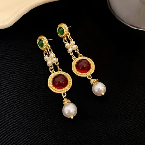 Boucles d'oreilles pendantes vintage plaquées or avec perles et pierres rouges vertes