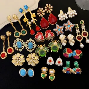 Vue détaillée de diverses boucles d'oreilles vintage dorées avec perles et pierres.