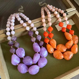 Klobige zweireihige Acryl-Perlenkette mit eleganter Marmorstruktur in Violett und Orange