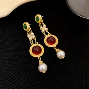 Exquises boucles d'oreilles pendantes dorées vintage avec gemmes rouges et perles