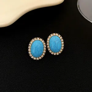 Vue détaillée de boucles d'oreilles vintage turquoise ovales avec halo de cristaux