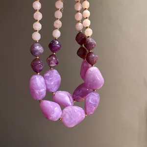 Detailansicht der lila Farbverlauf-Acrylperlen an einer Modehalskette mit Marmorstruktur.