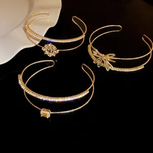 Pulseras de brazalete de doble capa con lazo y flor de circón sobre fondo negro