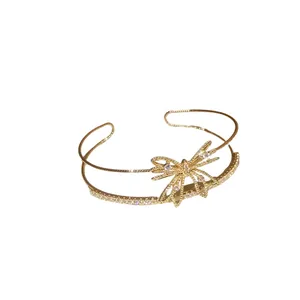 Brazalete dorado de doble capa con un elegante lazo de circón para un look de lujo