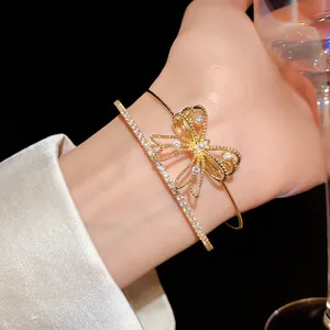 Primer plano de una elegante pulsera de doble capa con lazo de circonita en la muñeca