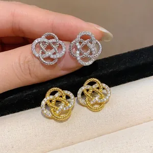 Boucles d'oreilles élégantes en forme de fleur avec pierres zircons en or et argent