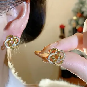 Élégantes boucles d'oreilles fleurs ajourées en or avec zircons pour femmes