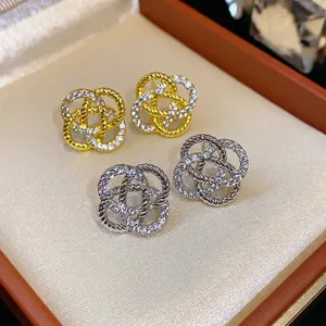 Boucles d'oreilles élégantes en fleurs évidées avec zircons, or et argent