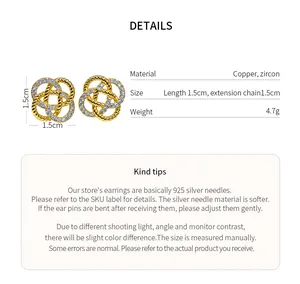 Vue détaillée des boucles d'oreilles fleurs ajourées dorées avec zircons et dimensions
