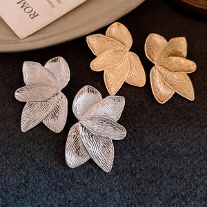 Vintage Minimalistische Eisen Blume Blütenblatt Textur Ohrstecker Mit 925 Sterling Silber Ohrstecker-Stift Galvanisierte Metall Florale Ohrringe Für Damen Schmuck