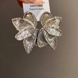 Elegante silberne Ohrstecker mit Blütenblatt-Textur und Vintage-Blumendesign für Damen
