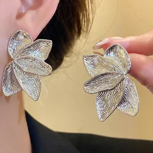 Silbernadel-Ohrringe mit Blütenblatt-Struktur im Vintage-Ins-Stil für Damen