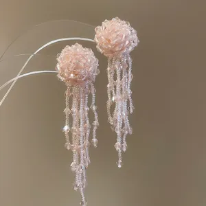 Elegantes pendientes de borlas con cuentas acrílicas rosa claro para un look de hadas