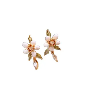Elegante 14K vergoldete Blumenohrringe mit weißen Emaille-Blütenblättern und Zirkonien
