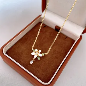 14K vergoldete Halskette mit weißer Emaille-Blume und grünen Zirkonia-Details