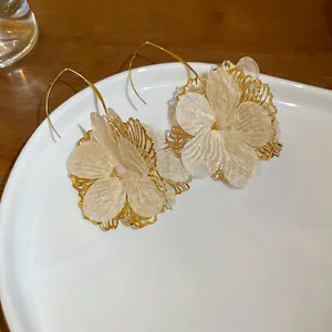 Élégantes boucles d'oreilles fleurs en tissu style Mori avec cadre doré évidé