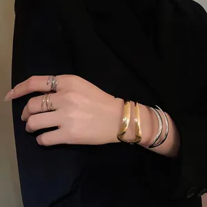 Anelli aperti e bracciali larghi geometrici minimalisti in oro e argento