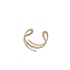Elegante bracciale rigido aperto geometrico dorato multistrato con design minimalista
