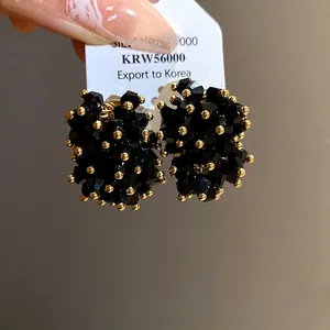 Eleganti orecchini a lobo a grappolo in vetro sfaccettato nero con accenti dorati donna