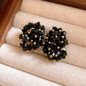 Eleganti orecchini a lobo quadrati irregolari con perline di vetro nero e accenti dorati da donna
