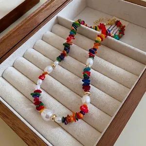 Collier fait main en pierres colorées et perles baroques dans un coffret en bois
