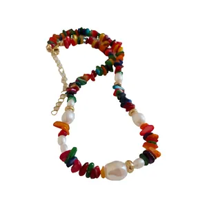 Collier minimaliste en éclats de pierres colorées et perles baroques, chaîne dorée